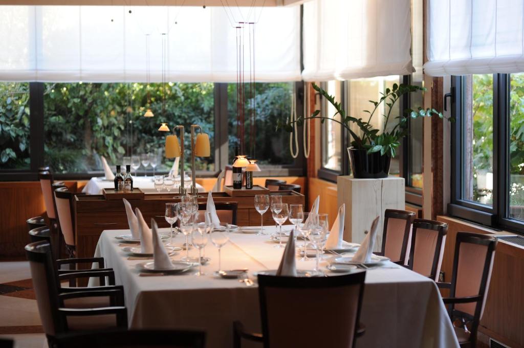 Restaurace v ubytování Hotel Milan