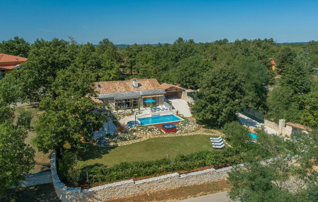Family Villa Lipica with private pool and jacuzzi tesisinin kuş bakışı görünümü