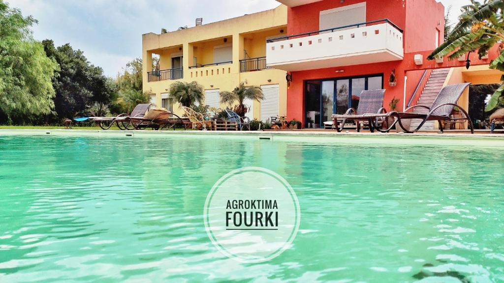 un cartello in acqua in piscina di Agroktima Fourki a Aigio