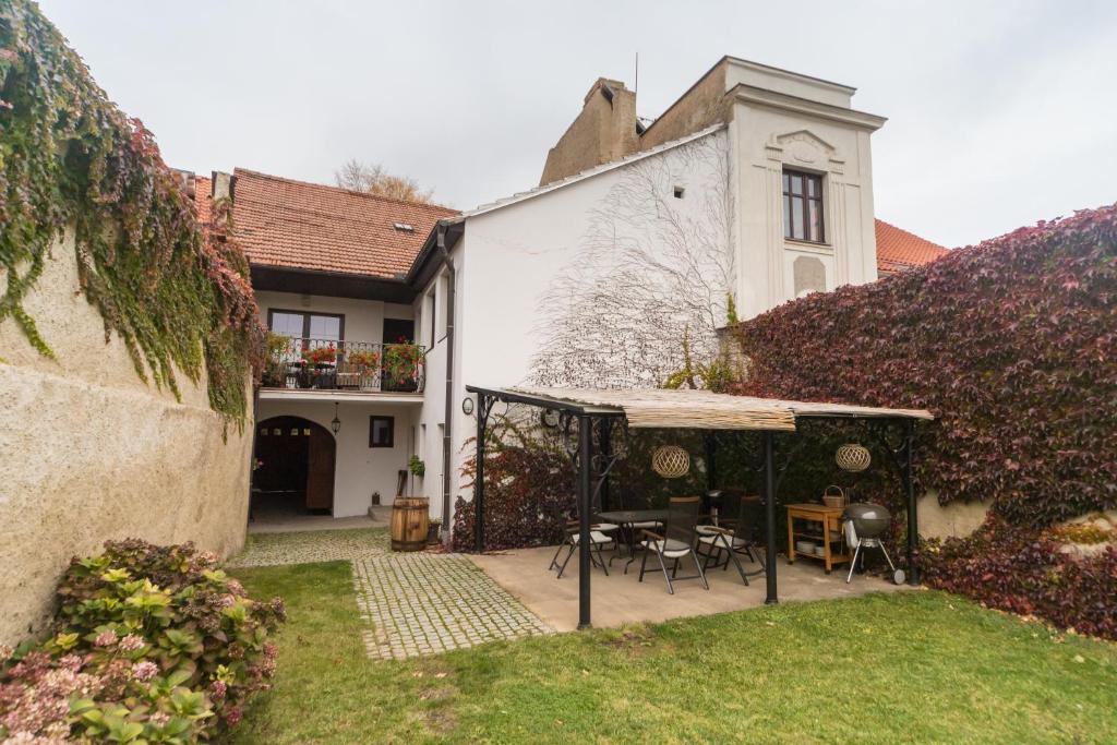 dom z ogrodem ze stołem i krzesłami w obiekcie Budyně Apartment w mieście Budyně nad Ohří