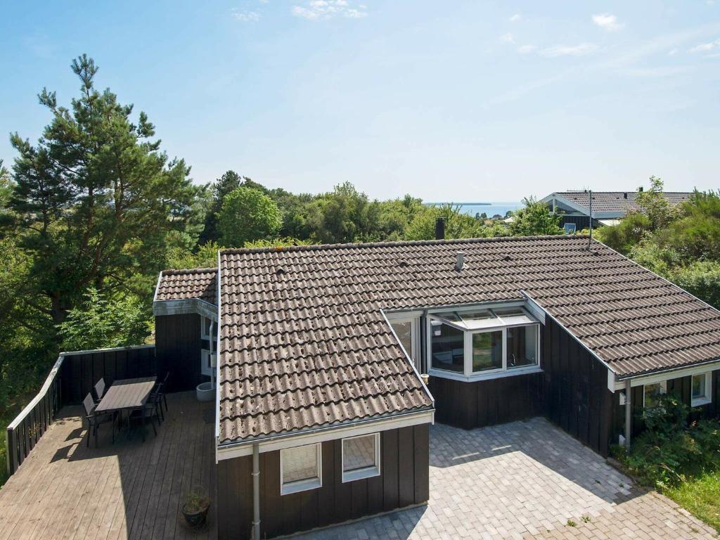 エーベルトフトにある8 person holiday home in Ebeltoftの屋根付きの家屋の上面