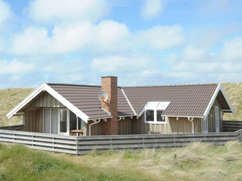una casa en la cima de una colina en 6 person holiday home in Ringk bing en Søndervig