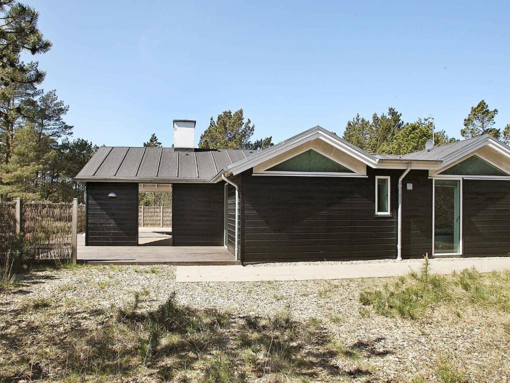 Ålbækにある6 person holiday home in lb kの褐色の家