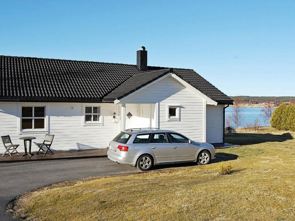 Fiksdalにある6 person holiday home in tomrefjordの家の前に停められた銀車