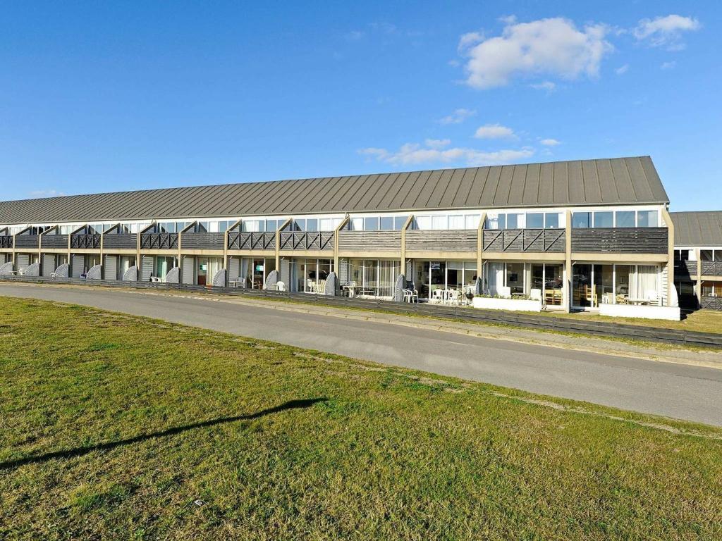 ein großes Gebäude mit einer Straße davor in der Unterkunft 4 person holiday home in Fan in Fanø