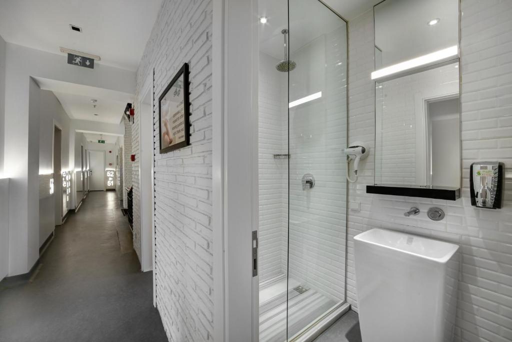 Koupelna v ubytování Wabi Hostels