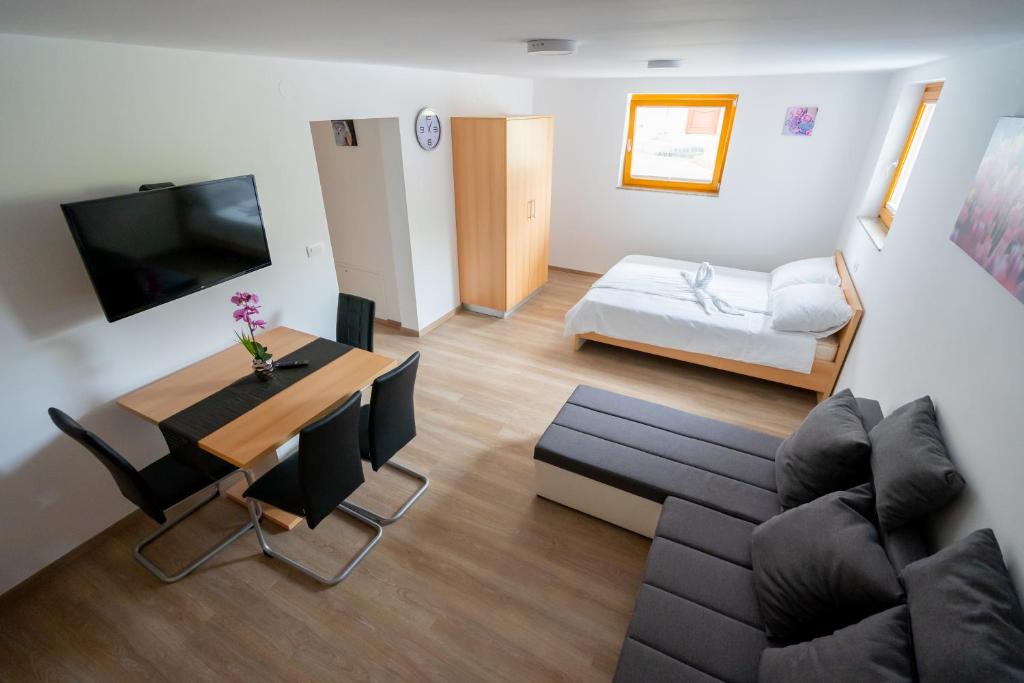 - un salon avec un canapé et une table dans l'établissement PJagodic Apartments & Wellness, à Cerklje na Gorenjskem