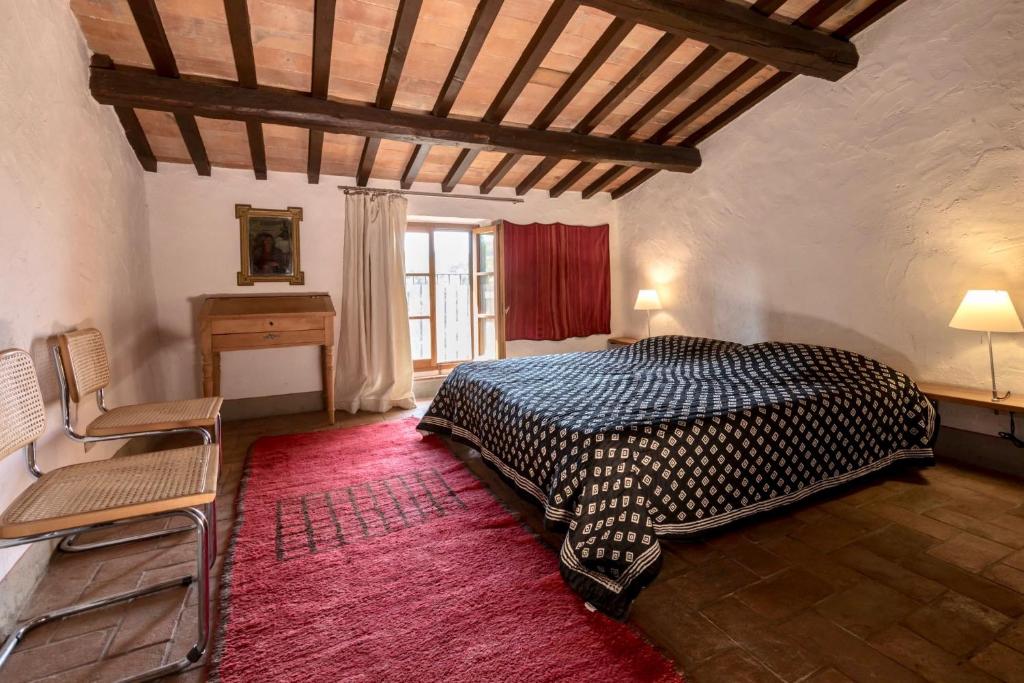 A bed or beds in a room at Podere Campolungo