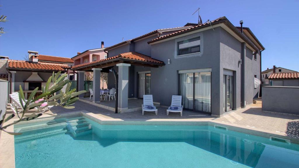 Bazén v ubytovaní Charming Villa Verde with private pool in Pula, extra POOL HEATING by WiiBuk alebo v jeho blízkosti