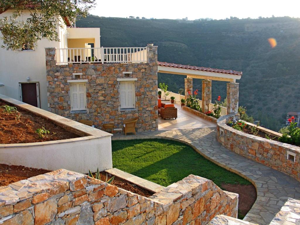 une maison avec un mur en pierre et une cour dans l'établissement Luxurious Villa with Wonderful View, à vieille ville d'Alonissos