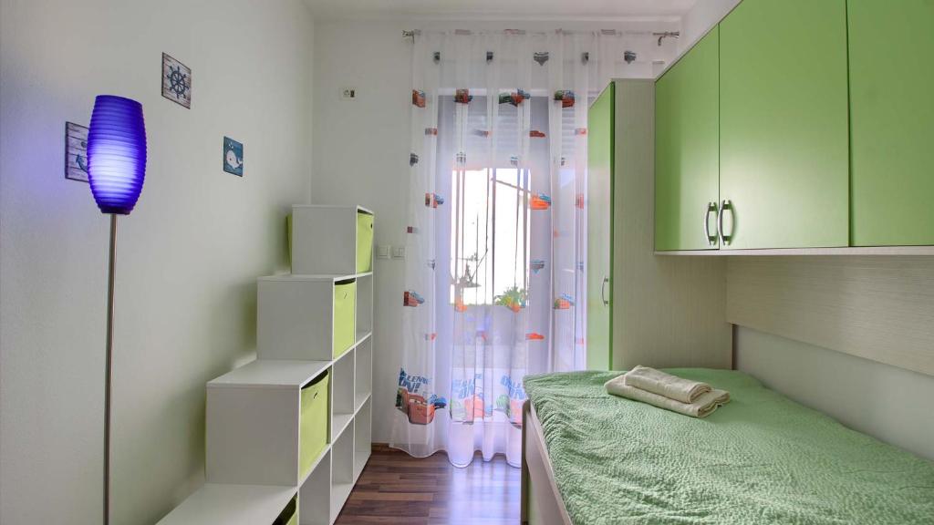 Posteľ alebo postele v izbe v ubytovaní Charming Villa Verde with private pool in Pula, extra POOL HEATING by WiiBuk