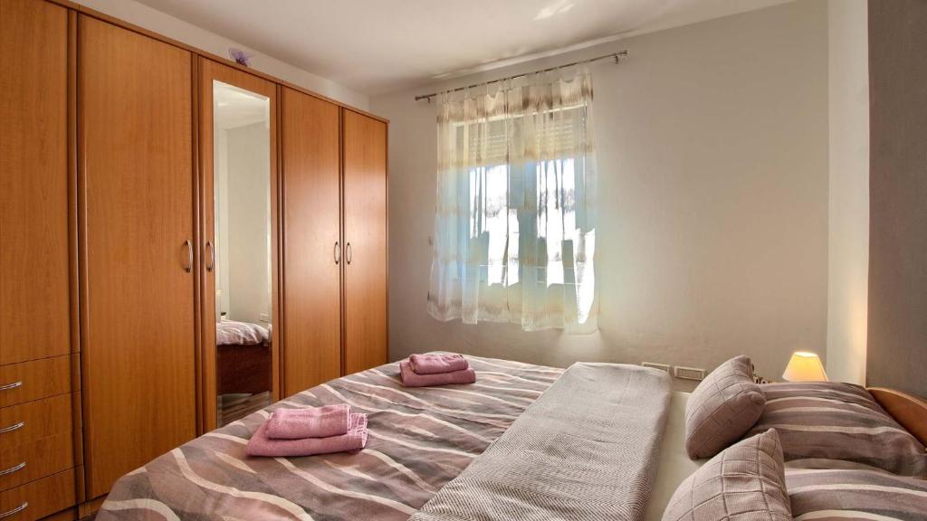 Posteľ alebo postele v izbe v ubytovaní Charming Villa Verde with private pool in Pula, extra POOL HEATING by WiiBuk