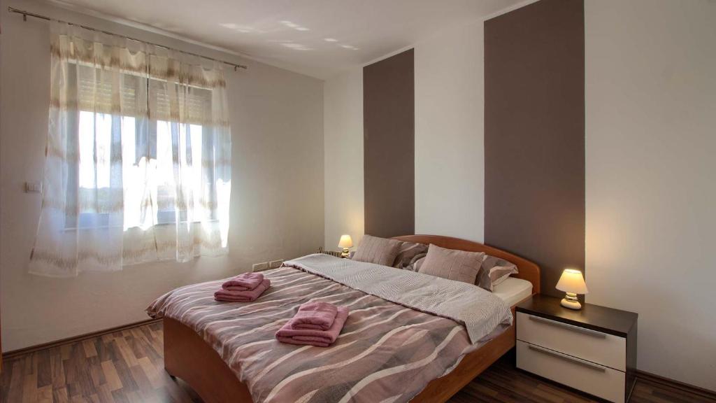 Posteľ alebo postele v izbe v ubytovaní Charming Villa Verde with private pool in Pula, extra POOL HEATING by WiiBuk