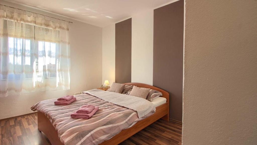 Posteľ alebo postele v izbe v ubytovaní Charming Villa Verde with private pool in Pula, extra POOL HEATING by WiiBuk