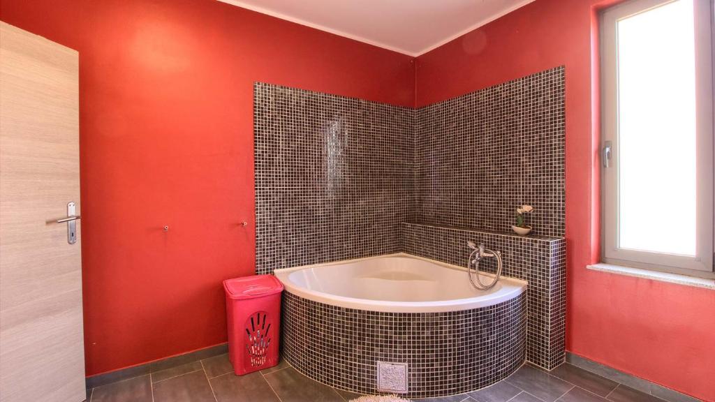 Kúpeľňa v ubytovaní Charming Villa Verde with private pool in Pula, extra POOL HEATING by WiiBuk