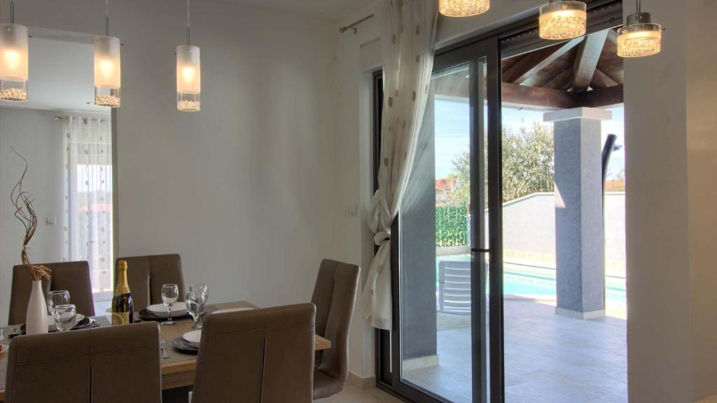 Posedenie v ubytovaní Charming Villa Verde with private pool in Pula, extra POOL HEATING by WiiBuk