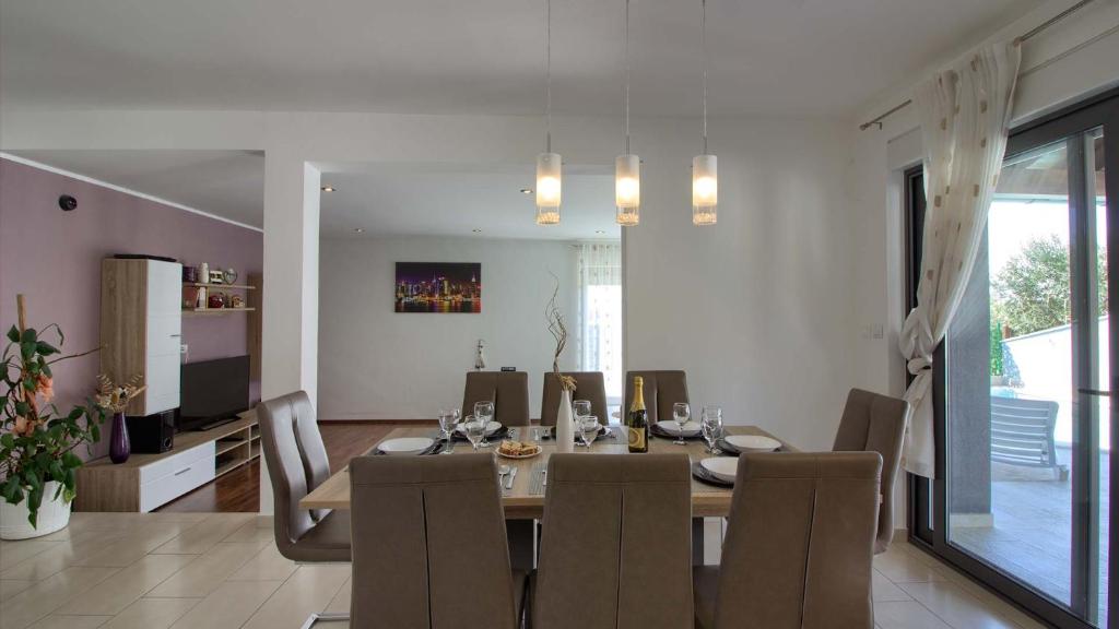 Posedenie v ubytovaní Charming Villa Verde with private pool in Pula, extra POOL HEATING by WiiBuk