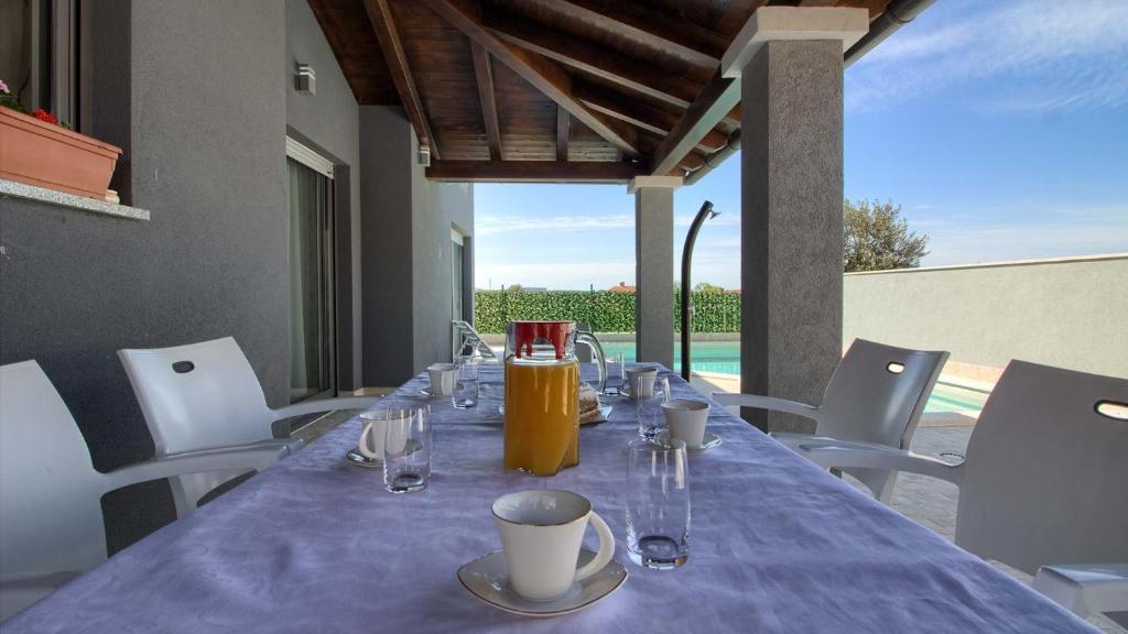 Balkón alebo terasa v ubytovaní Charming Villa Verde with private pool in Pula, extra POOL HEATING by WiiBuk