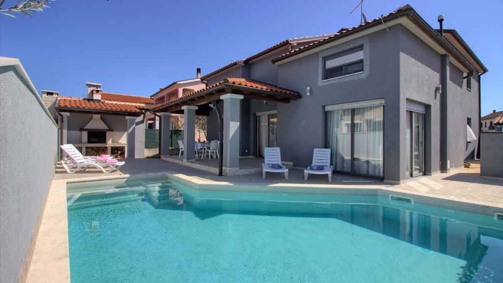 Bazén v ubytovaní Charming Villa Verde with private pool in Pula, extra POOL HEATING by WiiBuk alebo v jeho blízkosti
