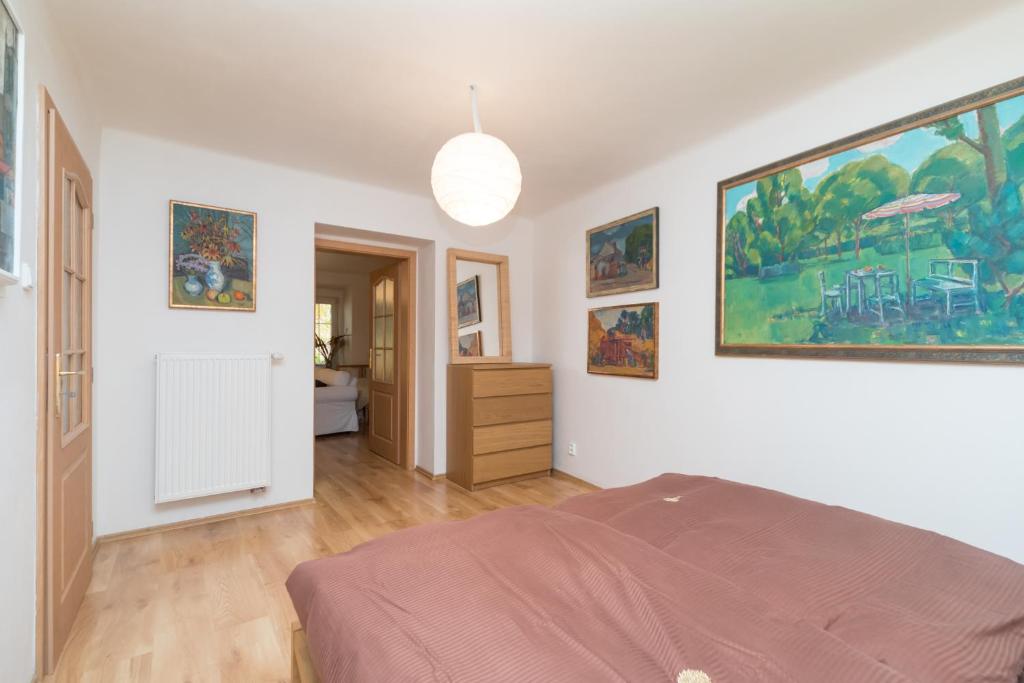 Łóżko lub łóżka w pokoju w obiekcie Budyně Apartment