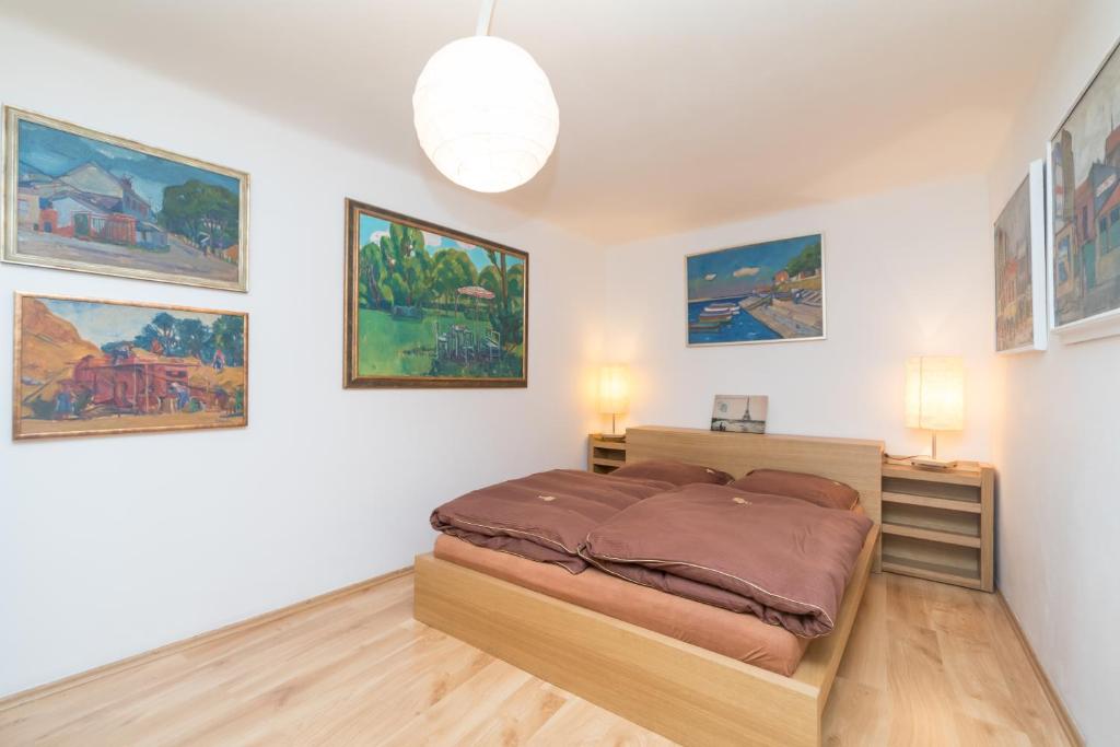 Łóżko lub łóżka w pokoju w obiekcie Budyně Apartment