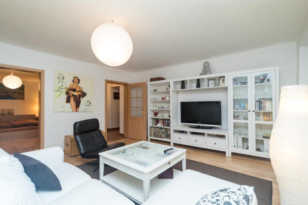 salon z białą kanapą i telewizorem w obiekcie Budyně Apartment w mieście Budyně nad Ohří