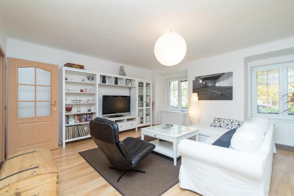salon z białą kanapą i stołem w obiekcie Budyně Apartment w mieście Budyně nad Ohří