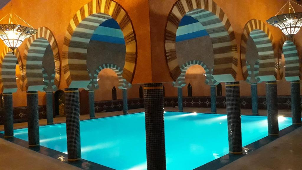una piscina in un hotel con archi di Hotel Kasbah Azalay a M'Hamid