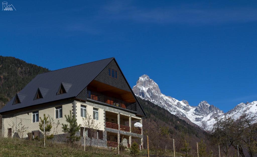 una casa en las montañas con nieve en Becho House en Becho