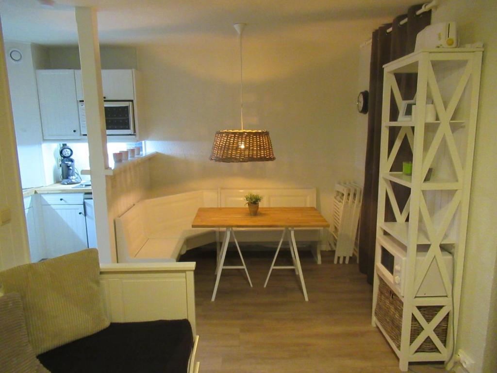 une petite cuisine avec une table dans une pièce dans l'établissement Résidence Avenir 3 Valmeinier, à Valmeinier