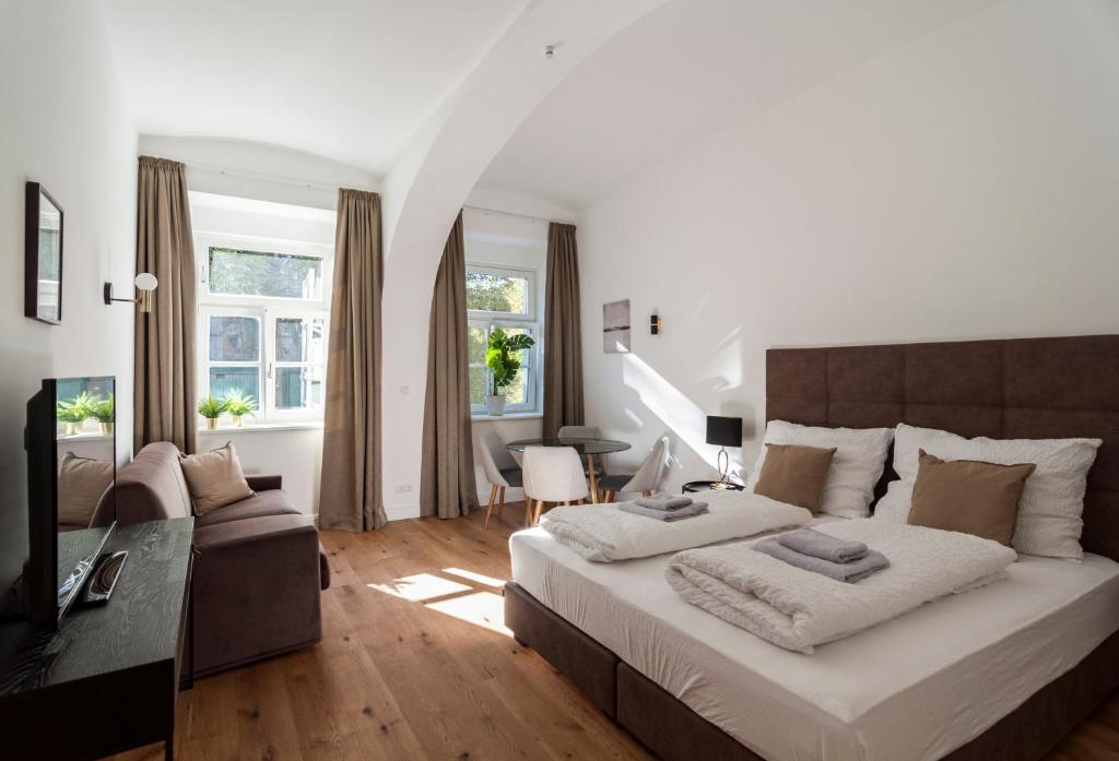 ウィーンにあるeasy flat Sankt Elisabethのベッドルーム(大型ベッド1台付)、リビングルームが備わります。