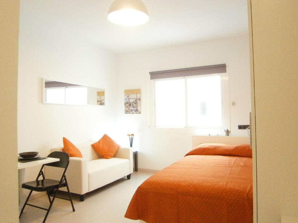 バルセロナにあるマーベル アパートメンツの白いベッドルーム(ベッド1台、白いソファ付)