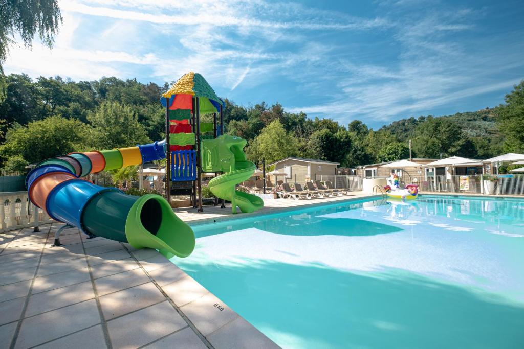 una piscina con un tobogán de agua en un complejo en Camping Le Parc des Monges, en Auribeau-sur-Siagne