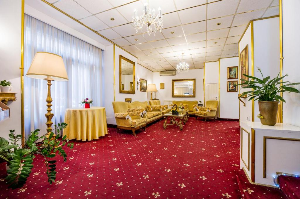 ブカレストにあるホテル カルパチ インパラトゥル ロマニロルのギャラリーの写真