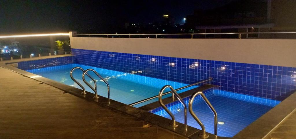 Bazén v ubytování Cosmique Clarks Inn Suites Goa nebo v jeho okolí