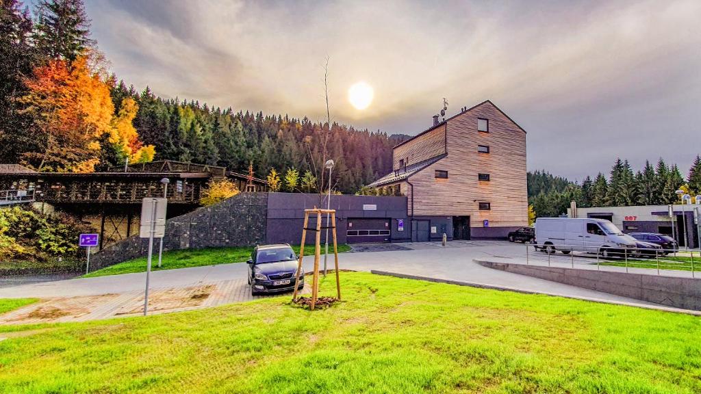 kościół z samochodami zaparkowanymi na parkingu w obiekcie Apartment Mumlava Harrachov 1 w mieście Harrachov