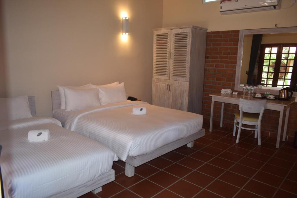 Postel nebo postele na pokoji v ubytování Olinia Airport Hotel