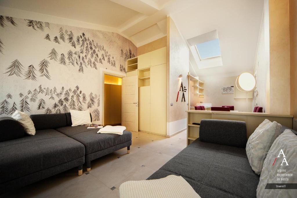 sala de estar con sofá y mesa en Alp Apartments - Stevenin11 en Aosta