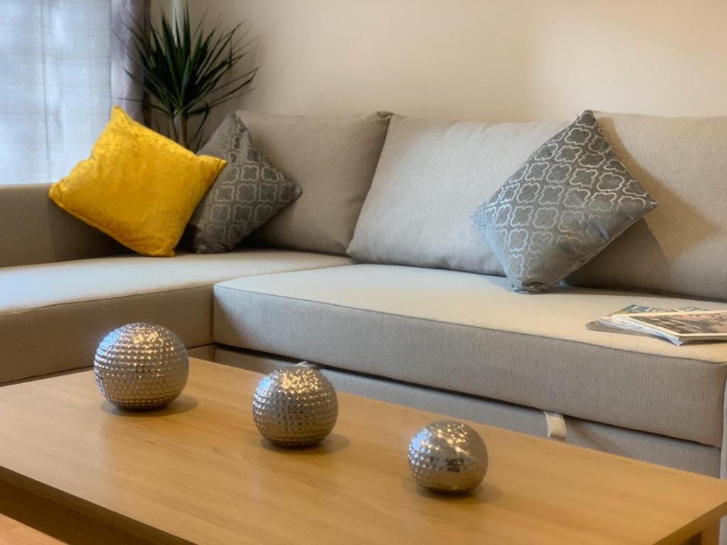 two balls on a coffee table in front of a couch at The Hart of Salisbury in Salisbury