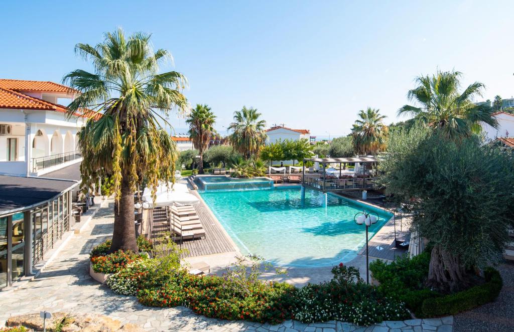 The swimming pool at or close to Flegra Palace