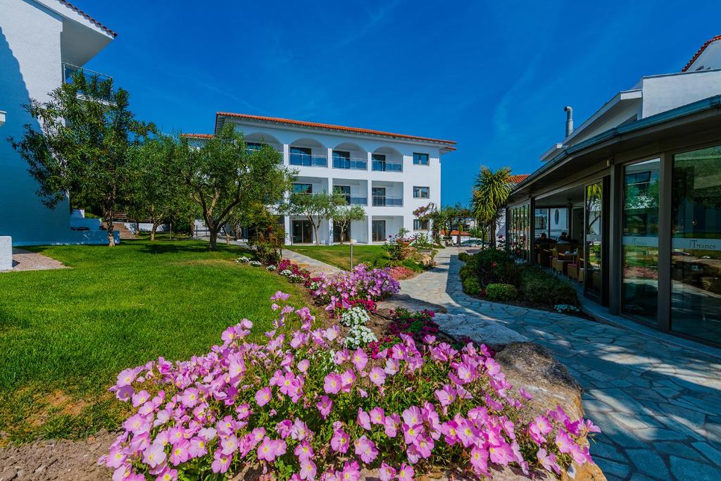 A garden outside Flegra Palace