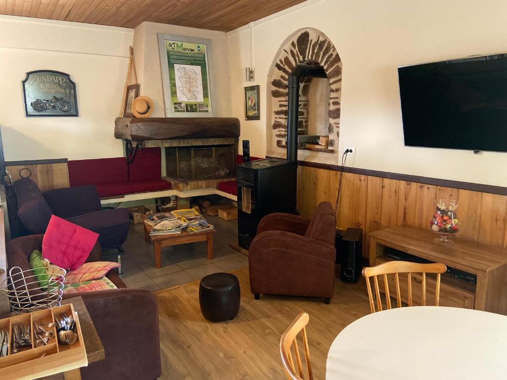 TV a/nebo společenská místnost v ubytování Hôtel l'Annexe