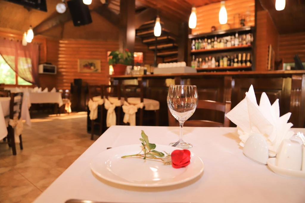 Nápoje v ubytování Erney Laz Hotel