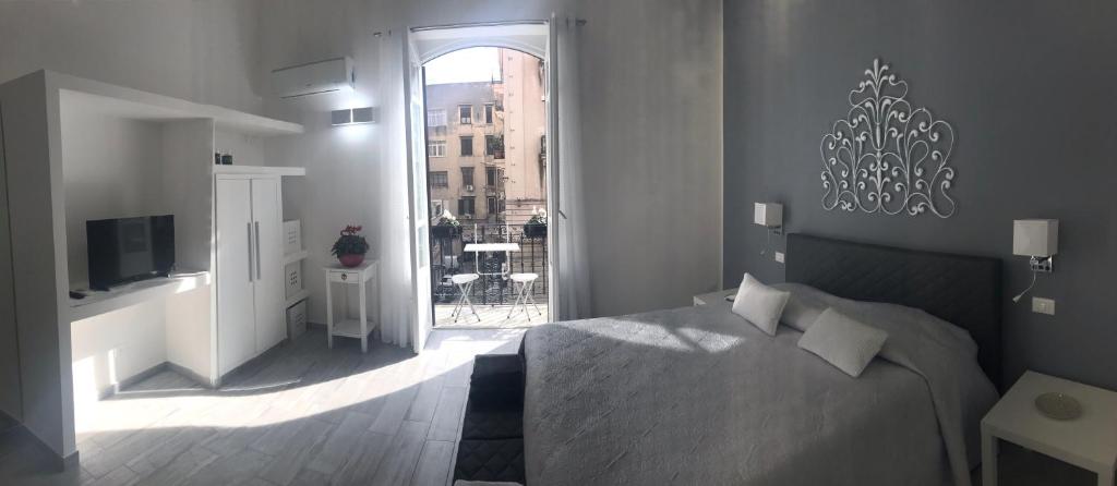 a bedroom with a bed and a large window at Home 3L in Palermo