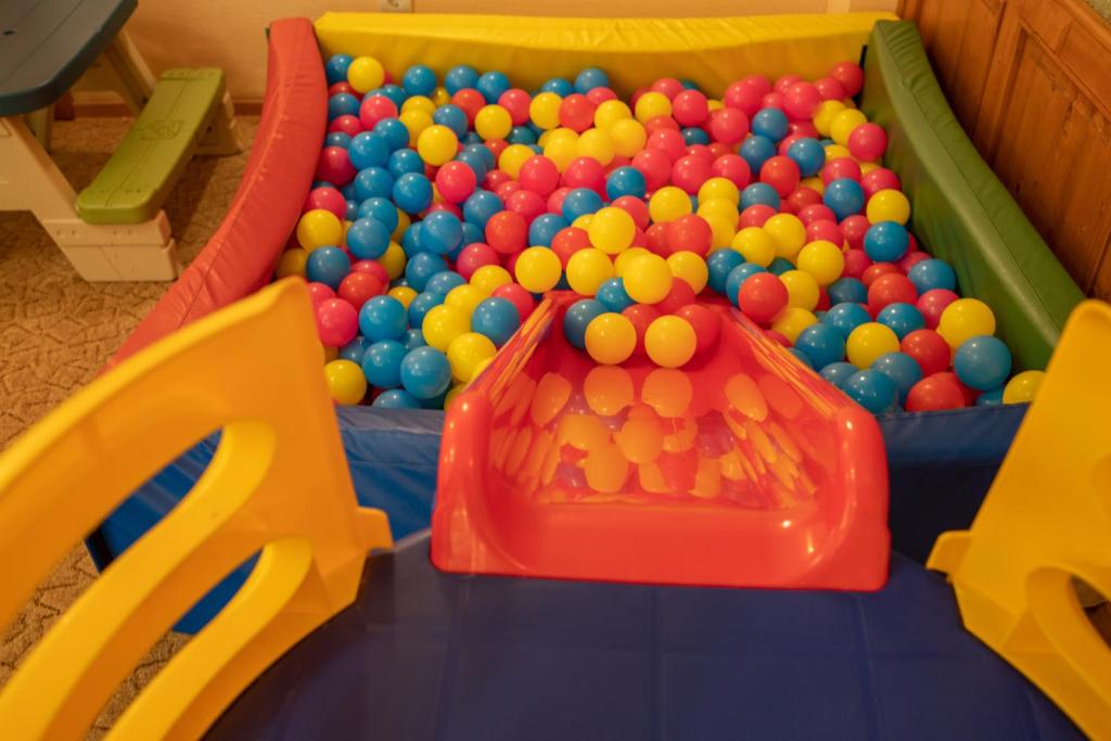 Dětský klub v ubytování Erney Laz Hotel