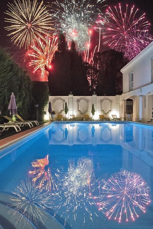 Bazén v ubytování Hôtel Mireille nebo v jeho okolí