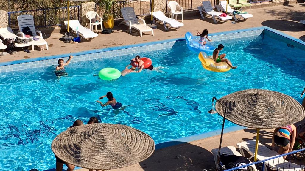 Bazén v ubytování Camping & Hôtel Le Calme nebo v jeho okolí