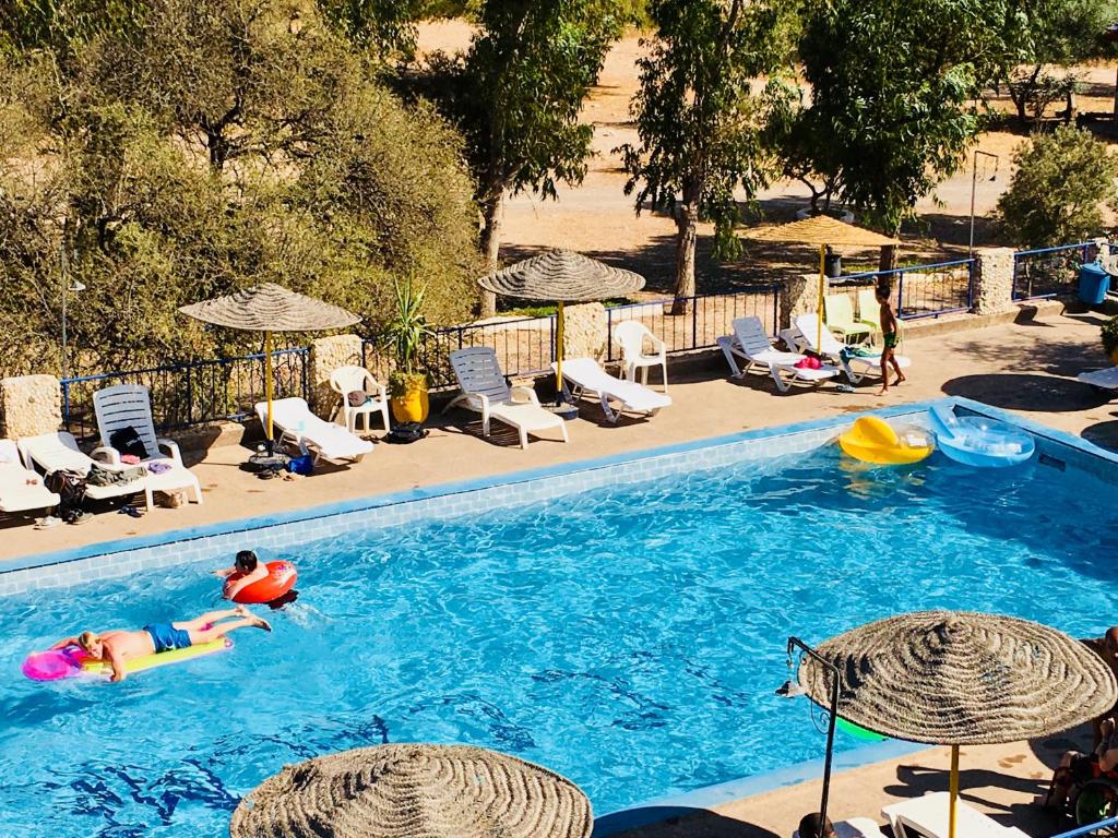 Bazén v ubytování Camping & Hôtel Le Calme nebo v jeho okolí
