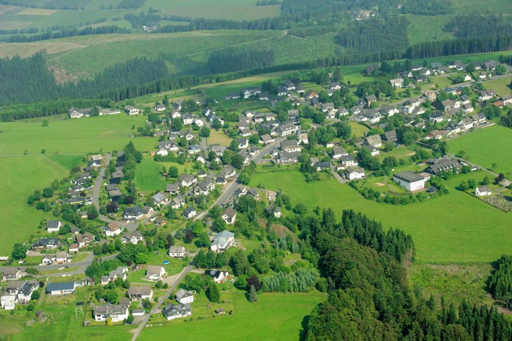 uma vista aérea de uma pequena aldeia nas colinas em Ferienhaus Astenblick für große Gruppen - Familienfeiern oder Betriebsfeiern em Winterberg