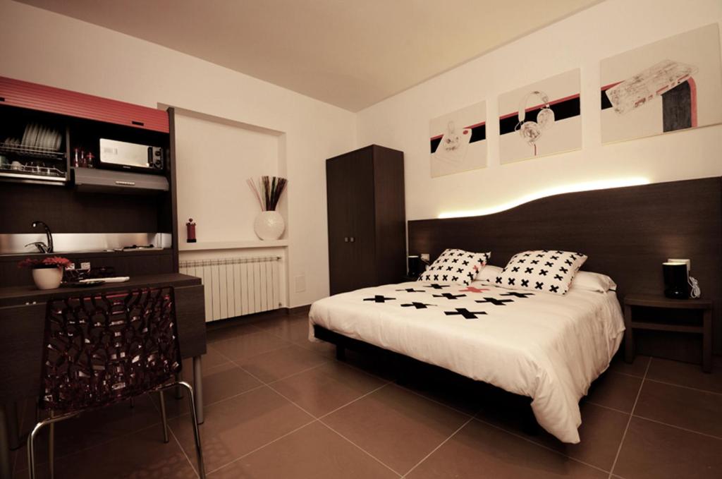 um quarto com uma cama grande e almofadas pretas e brancas em Bedrooms B&B em Pescara